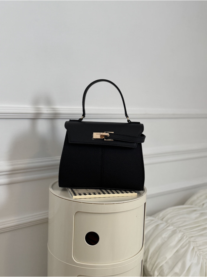 Жіноча сумка крос боді чорна зерниста 065А